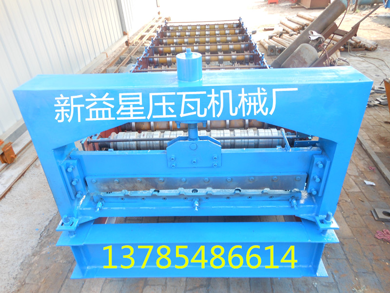 全自动压瓦机在每个下轧辊的轴端并排装有一组两个