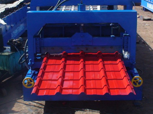 全自动压瓦机这样可保证钢板一端的就位，其目的是